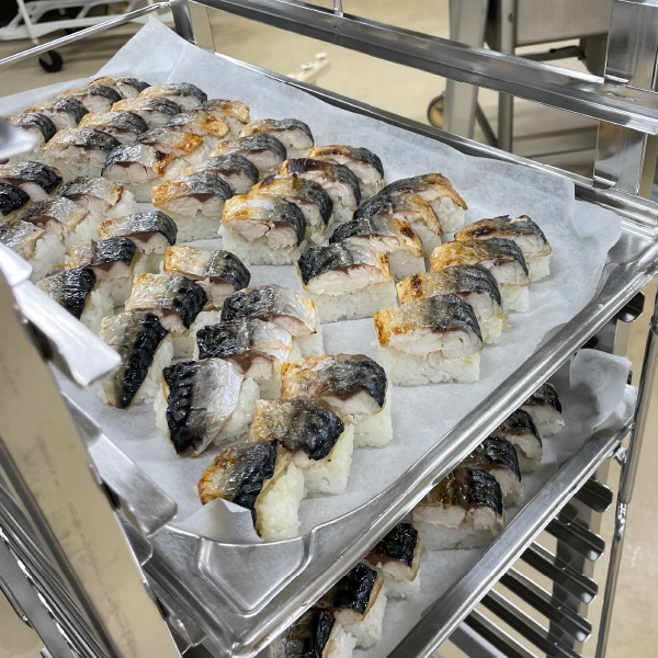 急速冷凍機投入前の焼きサバ寿司